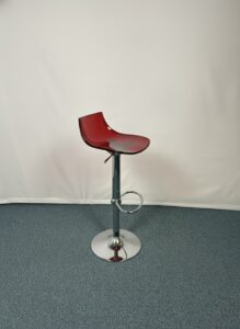 Tabouret plastique rouge et avec repose-pieds métal