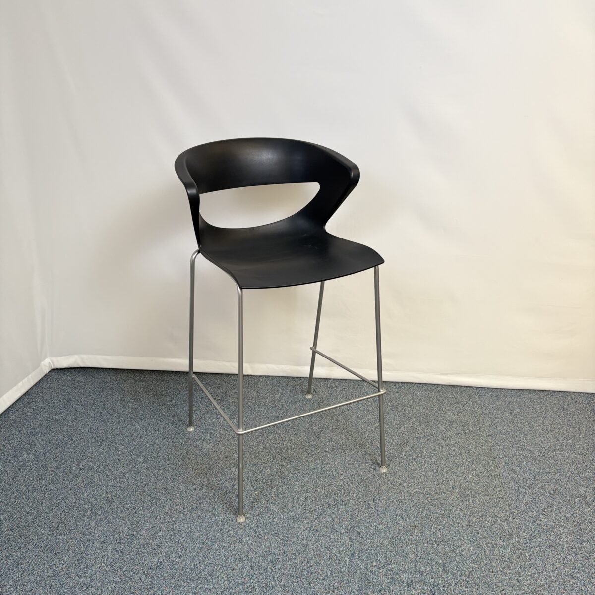 Tabouret métal noir avec dossier design