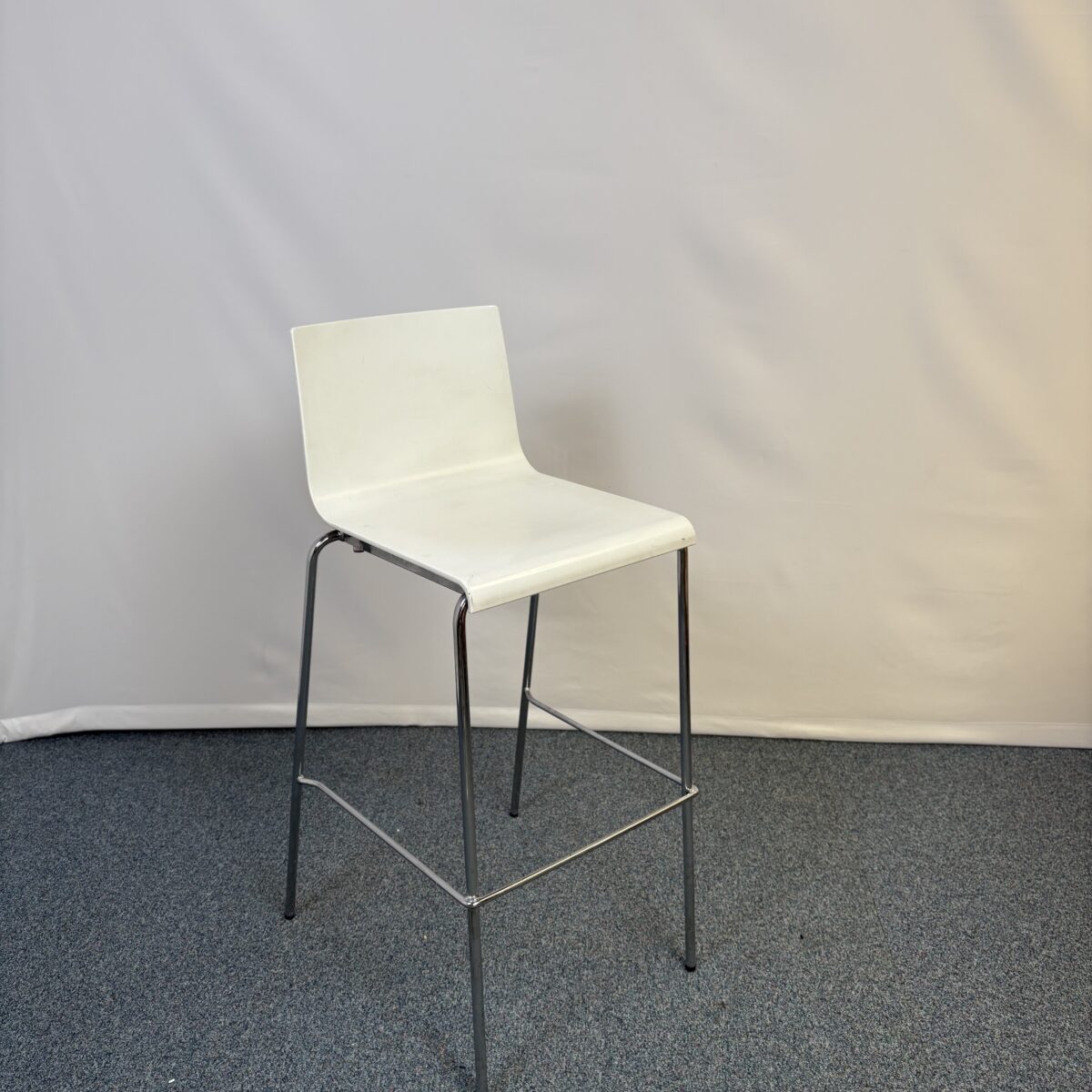 Tabouret plastique et métal blanc épuré