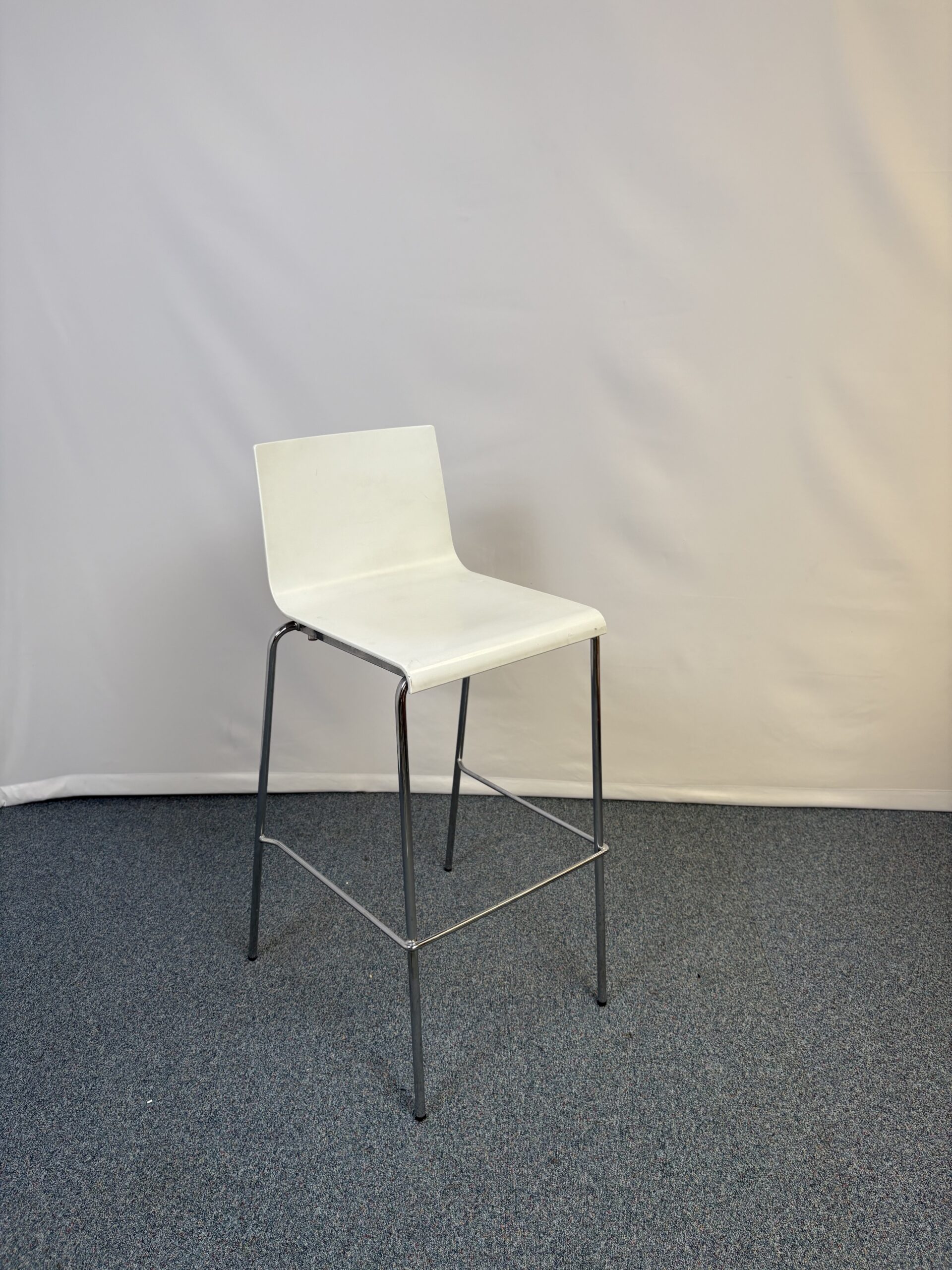 Tabouret plastique et métal blanc épuré