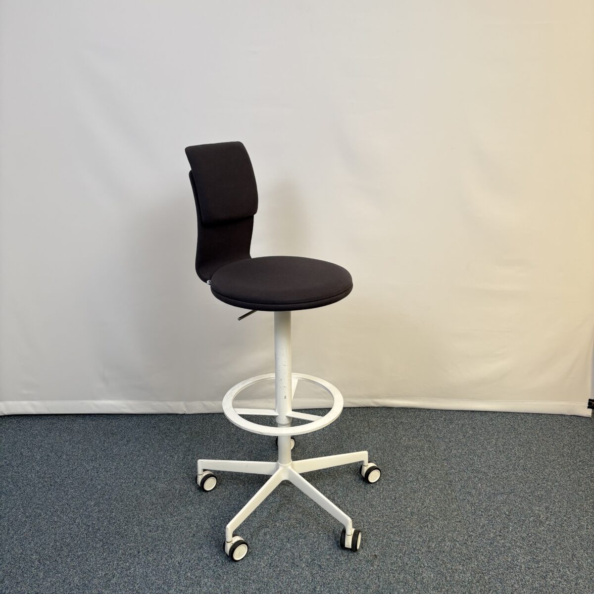 Tabouret plastique et tissu noir avec dossier et repose-pieds