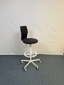 Tabouret plastique et tissu noir avec dossier et repose-pieds