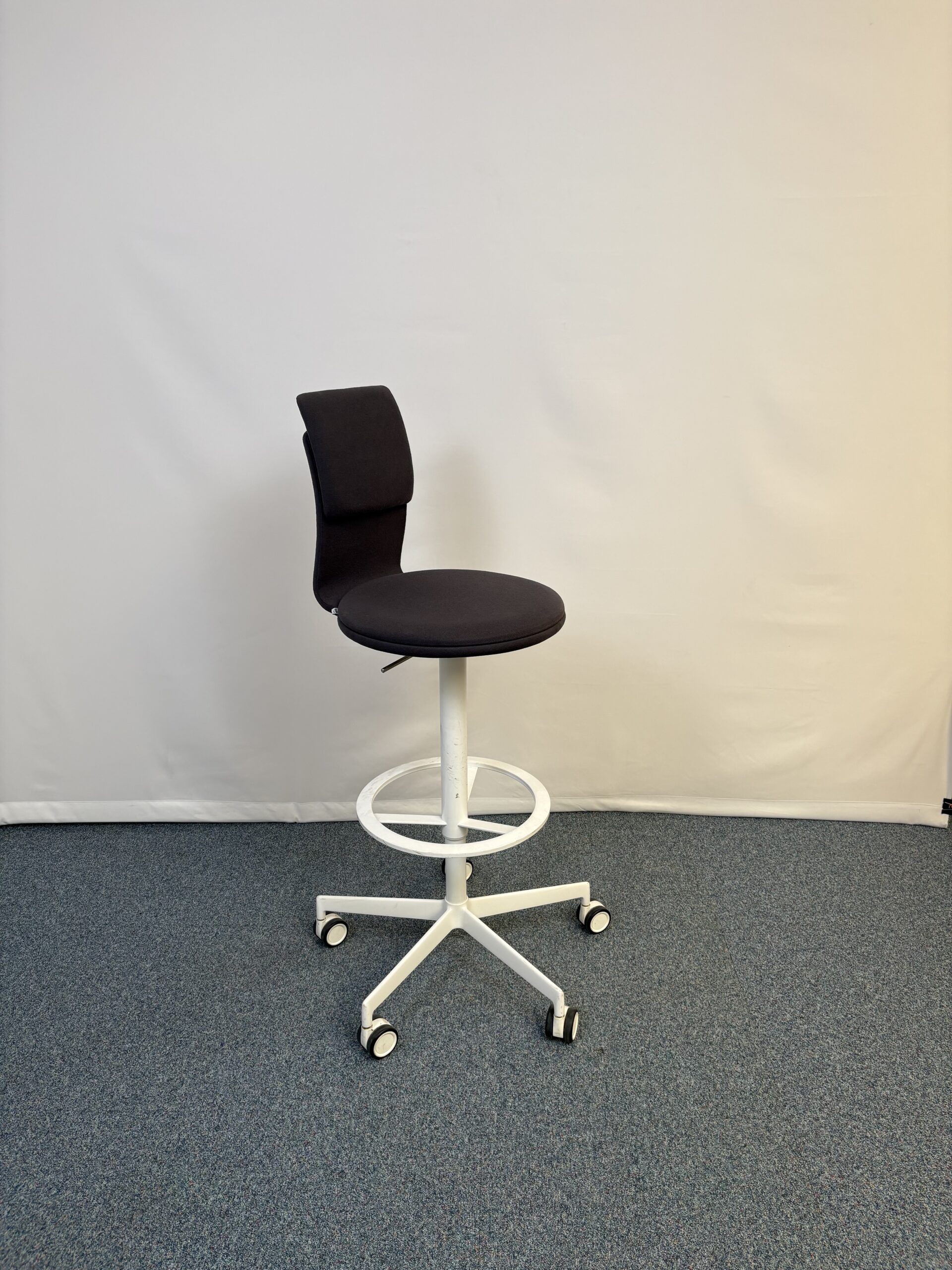 Tabouret plastique et tissu noir avec dossier et repose-pieds