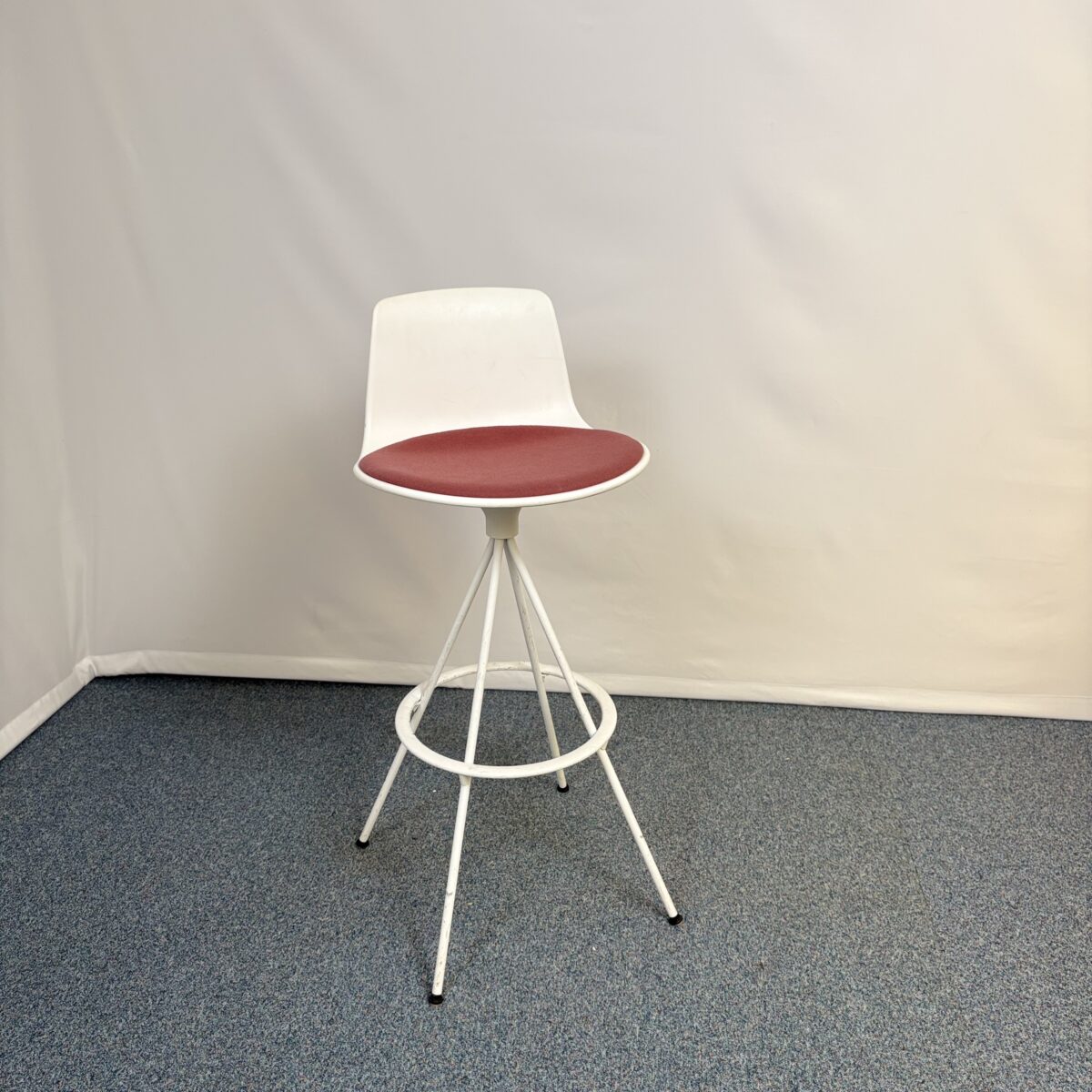 Tabouret design en plastique et tissu avec repose-pieds