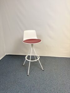 Tabouret design en plastique et tissu avec repose-pieds