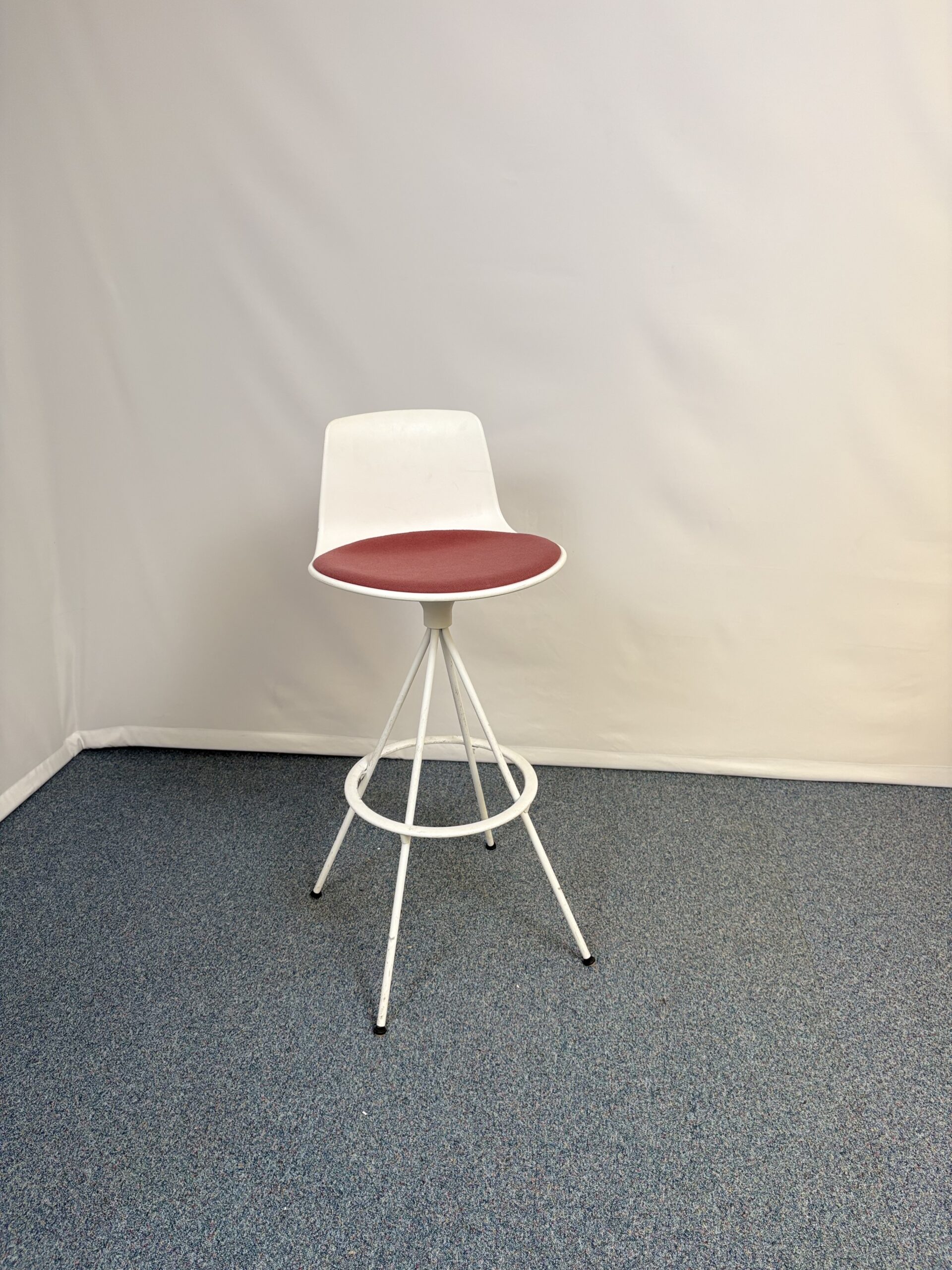 Tabouret design en plastique et tissu avec repose-pieds