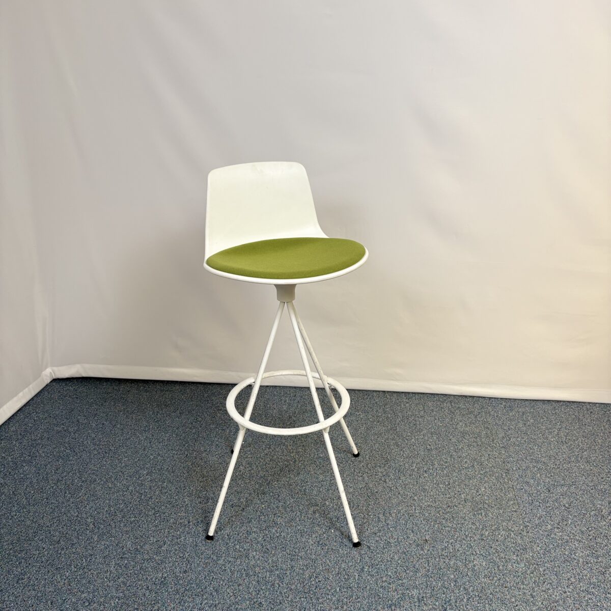 Tabouret design en plastique et tissu avec repose-pieds