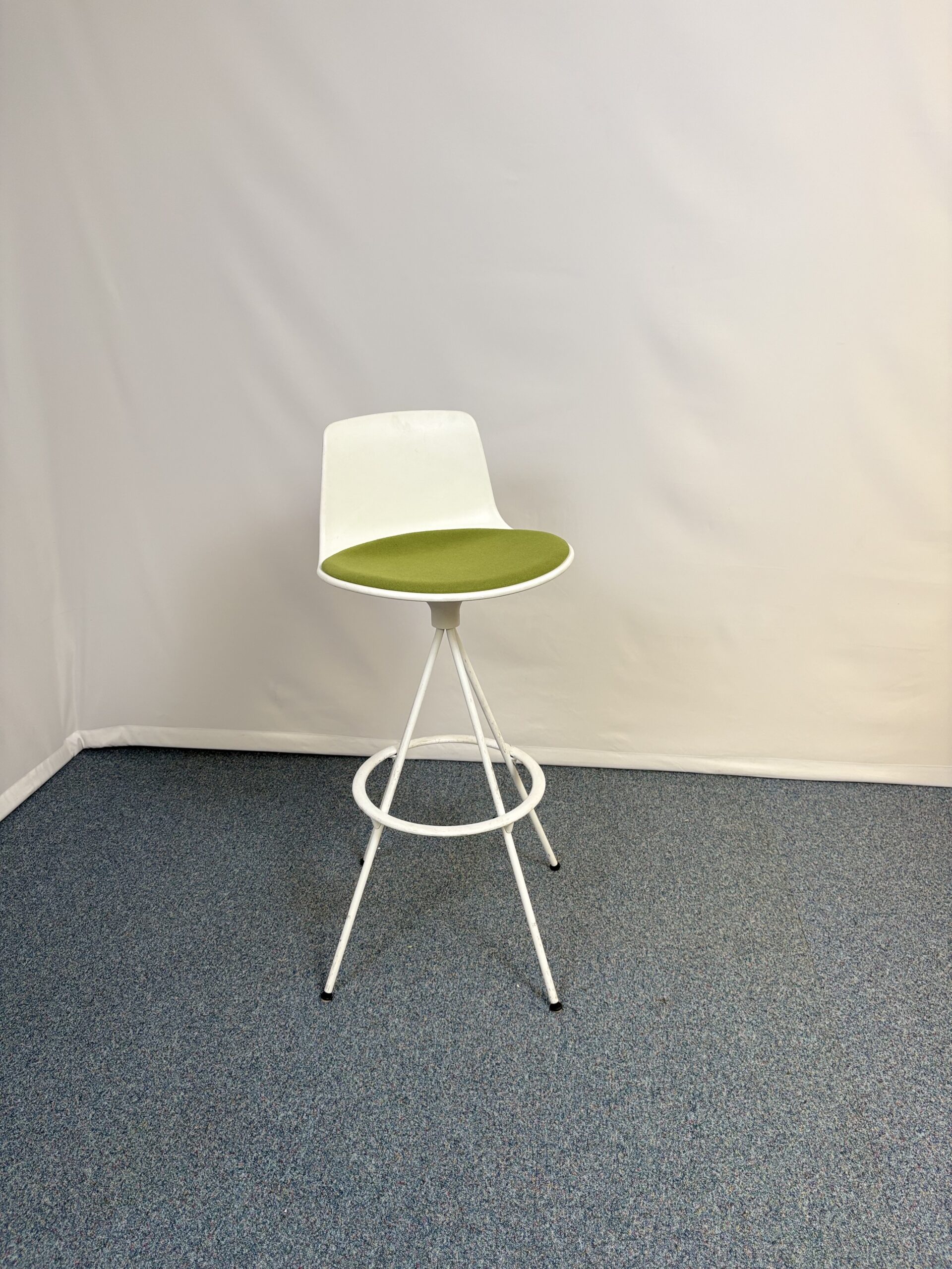 Tabouret design en plastique et tissu avec repose-pieds