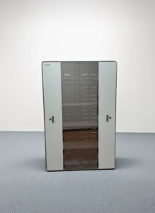 Armoire en verre Zebra avec prise de recharge