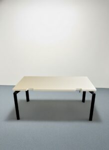 Bureau individuel blanc avec piétement noir en metal