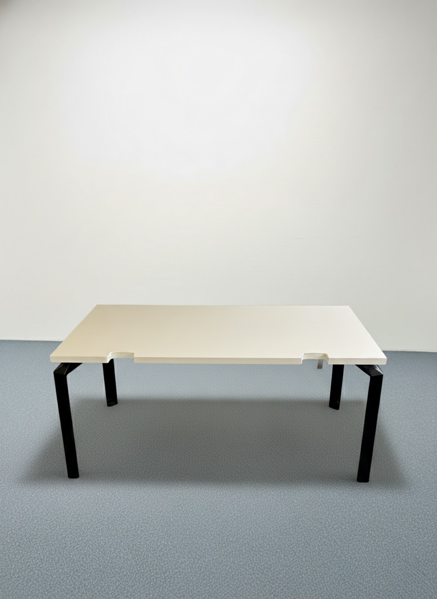 Bureau individuel blanc avec piétement noir en metal