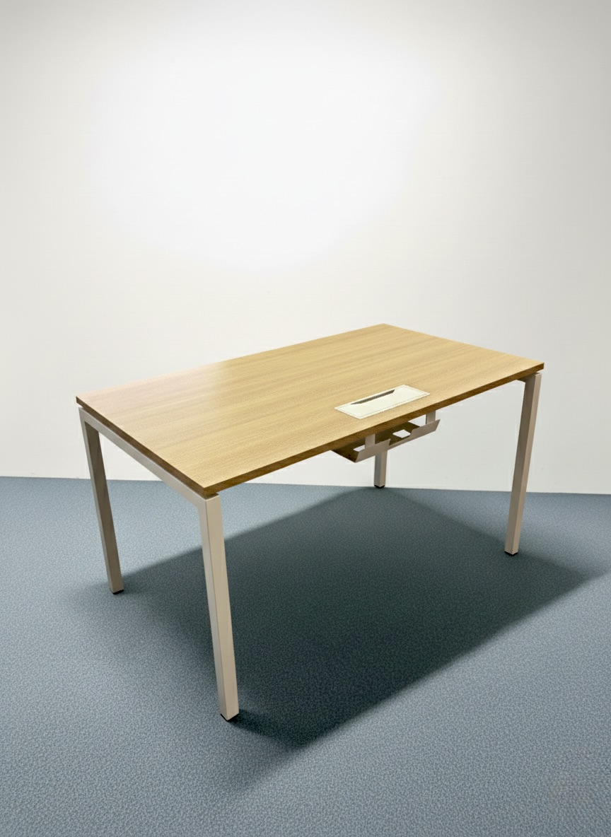 Bureau individuel avec plateau bois et piétement métallique blanc