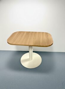 Table en bois avec pieds central