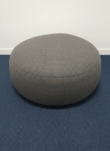 Pouf en tissu foncé