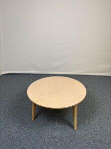 Table basse pour salle d'attente en bois