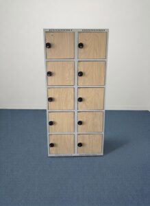 Casier en metal et façades en bois