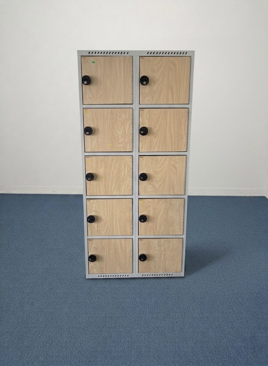 Casier en metal et façades en bois