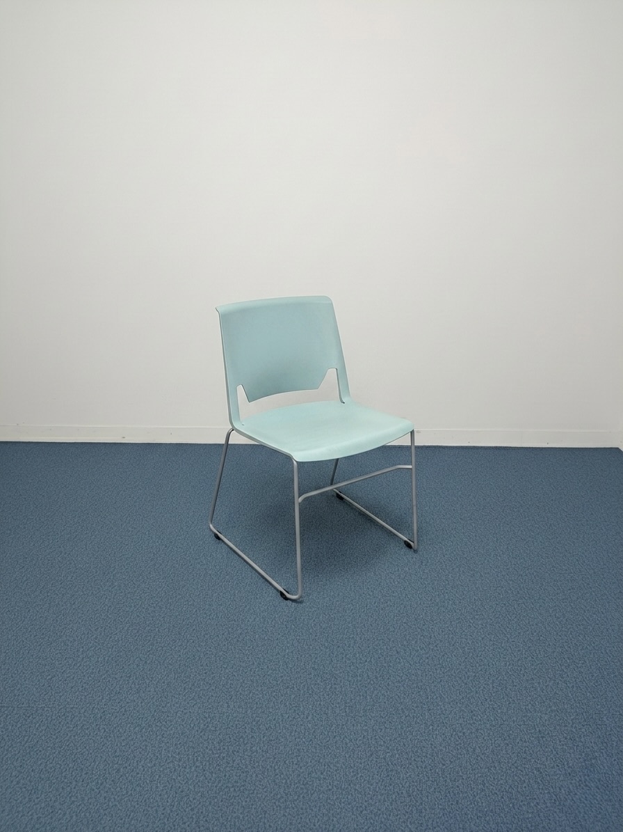 chaise-plastique-bleu-haworth-1