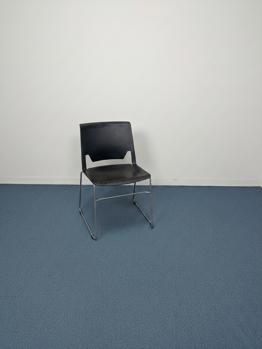 chaise-plastique-noir-haworth-1