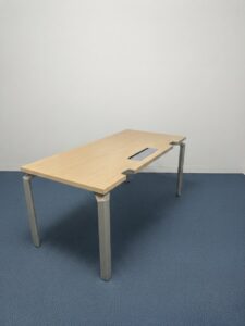 Bureau Haworth en bois avec piétement métalique