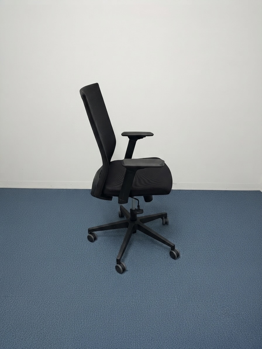 fauteuil-noir-tissu-resille-2