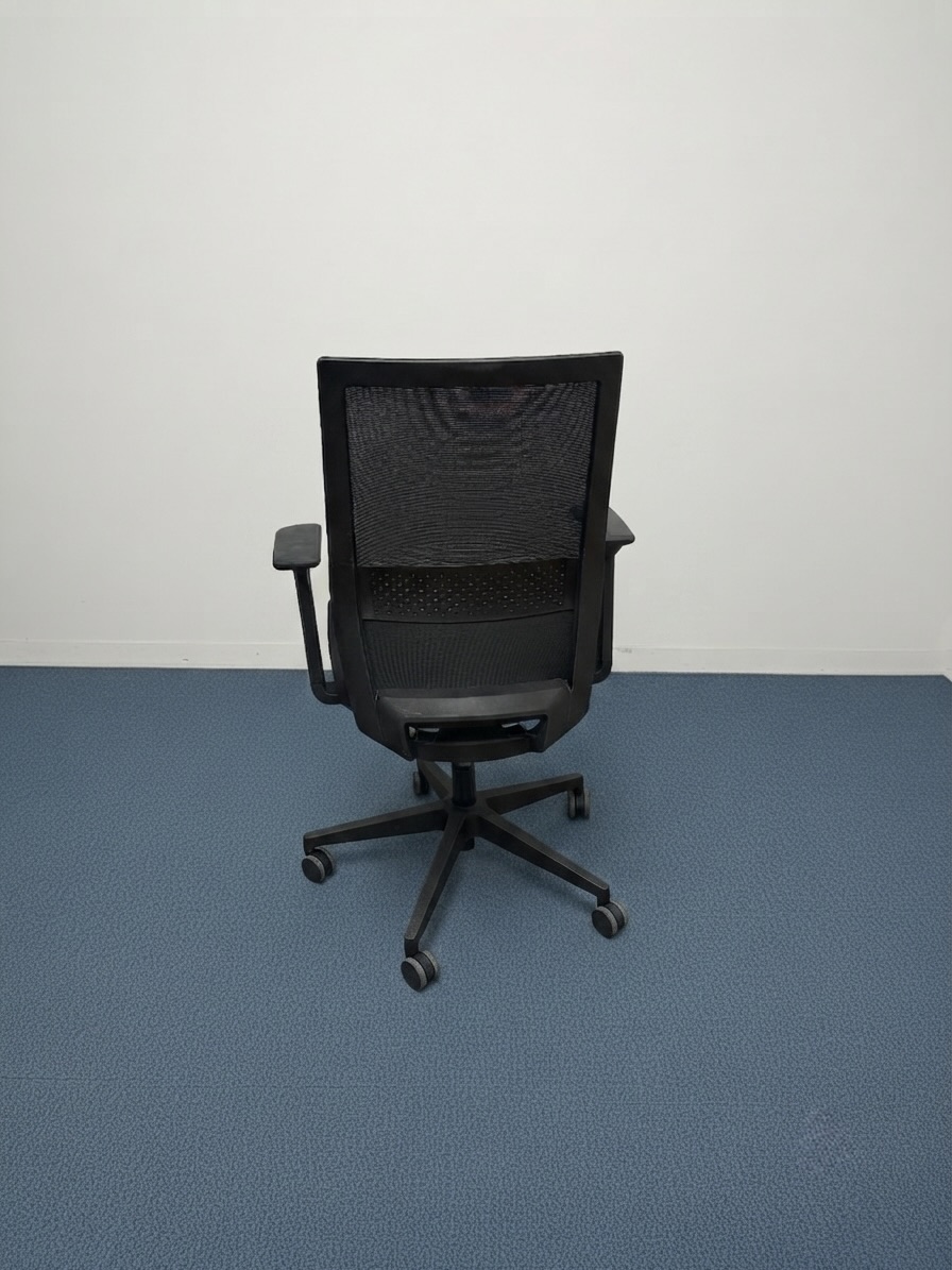 fauteuil-noir-tissu-resille-3